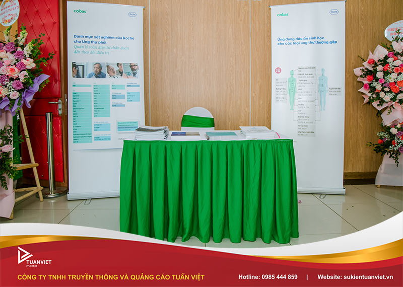 bàn check in sự kiện