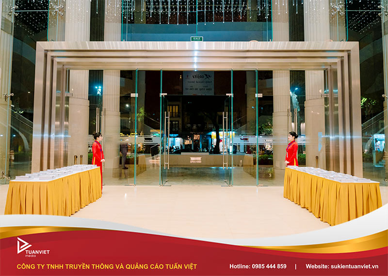 mẫu thiết kế bàn check in sự kiện