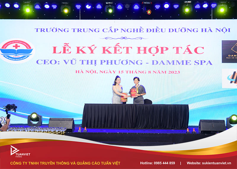 bàn ký kết sự kiện