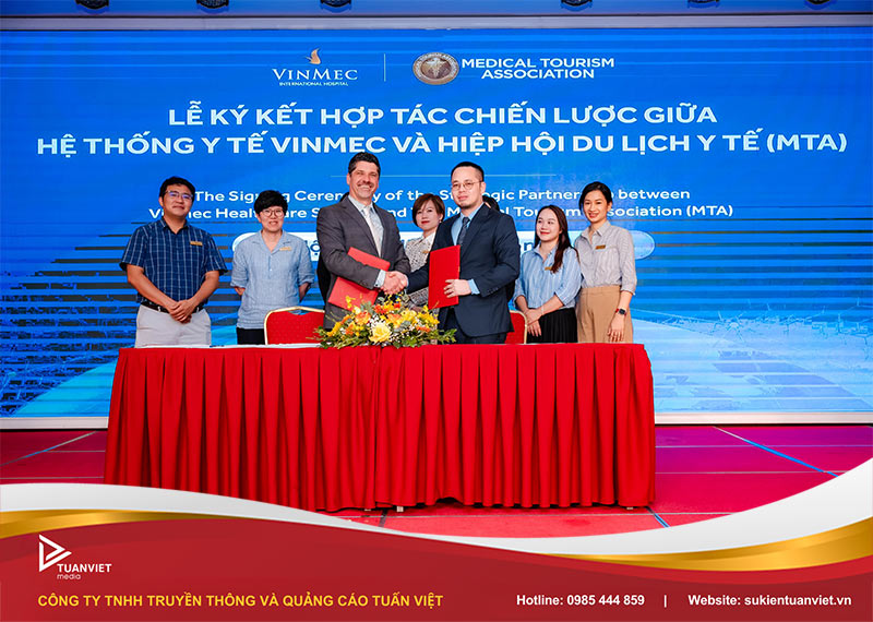 mẫu trang trí bàn ký kết