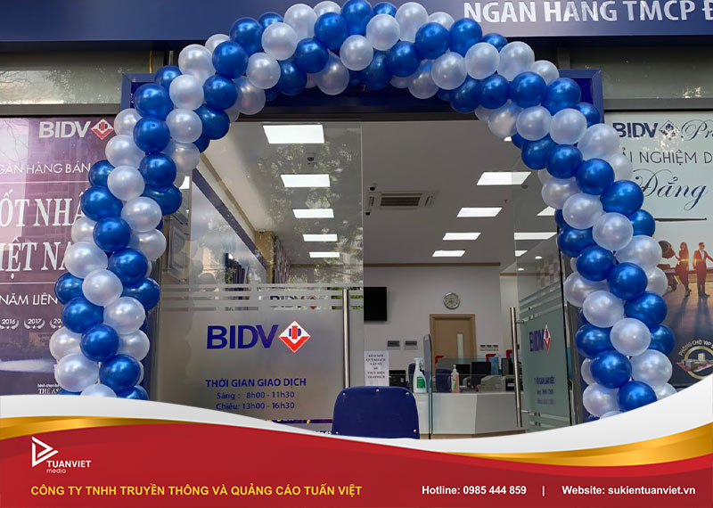 trang trí cổng bóng khai trương